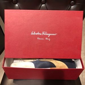 BARELY WORN - LIKE NEW - SALVATORE FERRAGAMO SHOES
